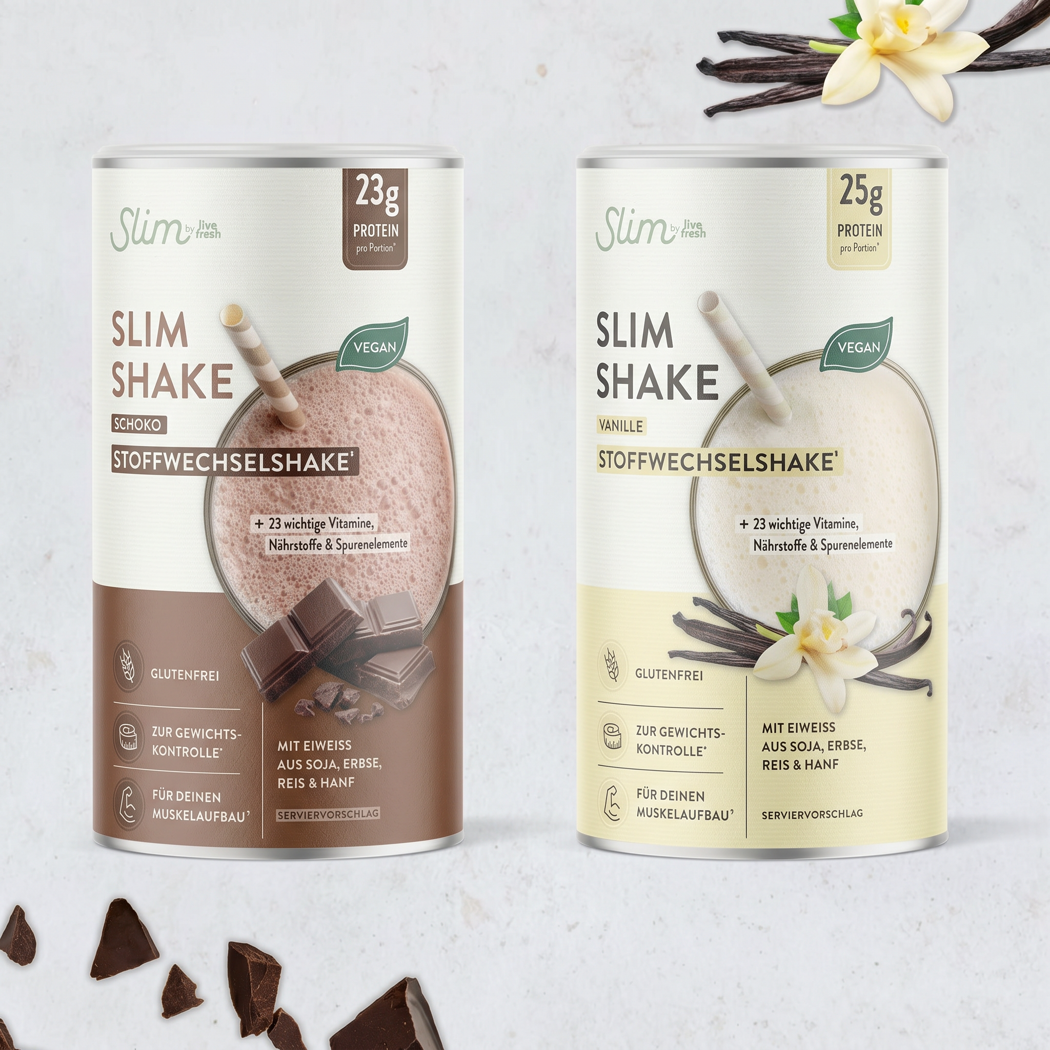 Zwei Varianten „Slim by live fresh Slim Shake“ in Schoko und Vanille nebeneinander mit Zutatenabbildungen wie Schokolade und Vanille. Auf den Dosen steht „Stoffwechselshake“, „23g Protein pro Portion“, „25g Protein pro Portion“ und „+ 23 wichtige Vitamine, Nährstoffe & Spurenelemente“.