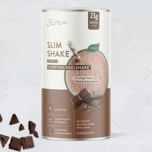 Dose „Slim by live fresh Slim Shake Schoko“ mit Schokoladenstücken davor auf hellem Hintergrund. Auf der Verpackung steht „23g Protein pro Portion“, „Vegan“, „Stoffwechselshake“ und „+ 23 wichtige Vitamine, Nährstoffe & Spurenelemente“.