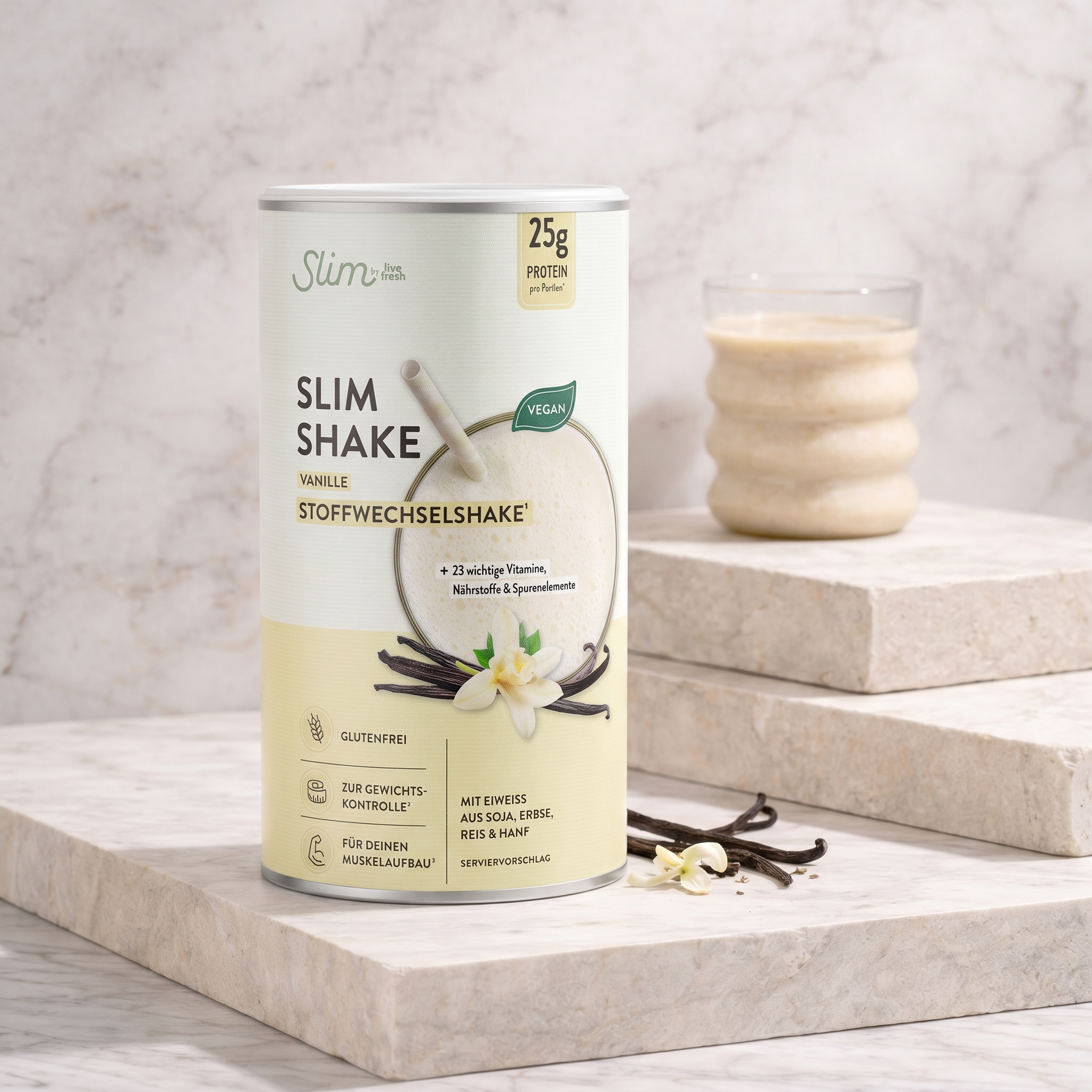 Nahaufnahme der LiveFresh Slim Shake Vanille Dose mit 24 g Protein pro Portion und Vegan Label vor hellem Marmorfond. Die Verpackung zeigt die Sorte Vanille sowie Angaben zu glutenfrei und pflanzlichem Eiweiß aus Soja Erbse Reis und Hanf und daneben steht ein Glas Shake auf Naturstein